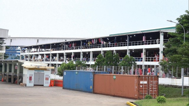 Tại Công ty Nidec Sankyo, nhà máy được tận dụng làm nơi tạm trú cho gần 3.500 công nhân. Ảnh: Trọng Tín