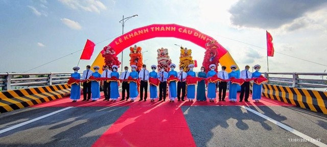 Đại biểu cắt băng khánh thành cầu Dinh. Ảnh: Tuấn Anh