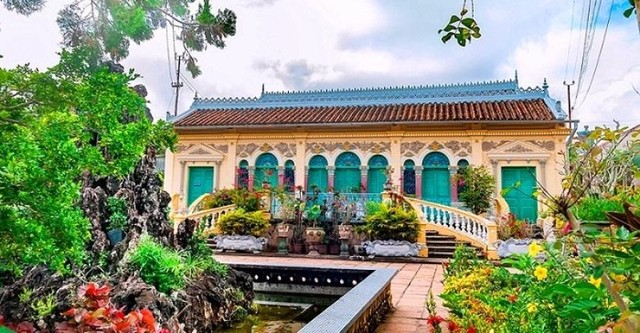 Chủ nhân ngôi nhà là ông Dương Chấn Kỷ, một thương gia trí thức giàu có, đồng thời cũng là điền chủ có óc mỹ thuật. Ông rất thích tìm tòi cái mới, lạ của trào lưu Tây phương đang thịnh hành, đặc biệt trong lĩnh vực kiến trúc. Chính vì vậy, du khách có thể nhận thấy ngôi nhà theo phong cách kiến trúc biệt thự cổ kiểu Pháp sang trọng. Đặc biệt hơn cả là ngôi nhà mang đậm dấu ấn phong thủy rõ nét của người phương Đông, tạo nên một không gian hài hòa giữa hai nền văn hóa Đông - Tây.