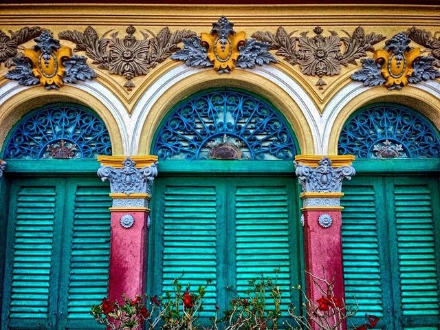 Ngay khi đứng bên trong sân và nhìn lên mặt tiền ngôi nhà cổ, du khách sẽ không khỏi trầm trồ vì vẻ đẹp tinh tế của những đường nét trang trí từ cột, vòm cửa sắt cho đến các họa tiết đắp nổi vẫn còn được lưu giữ khá nguyên vẹn.