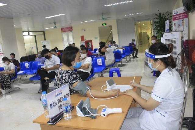 Người dân kiên nhẫn chờ tới lượt tiêm chủng tại Bệnh viện E. Người dân kiên nhẫn chờ tới lượt tiêm chủng tại Bệnh viện E.