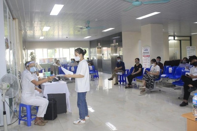 Bệnh viện E đảm bảo khoảng cách khi tiêm chủng. Bệnh viện E đảm bảo khoảng cách khi tiêm chủng.