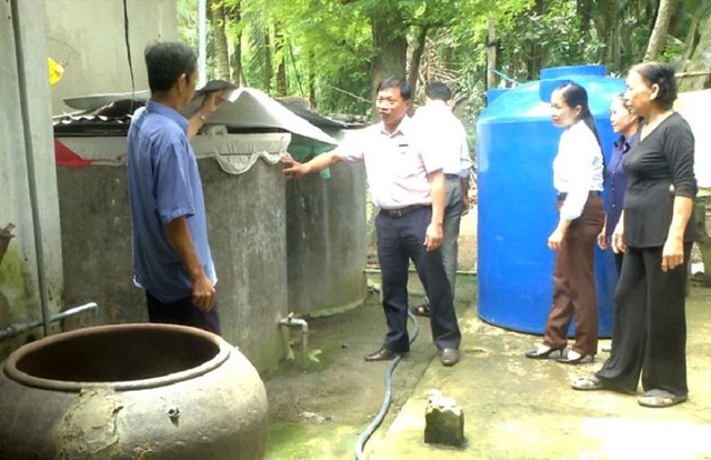 Người dân huyện Thạnh Phú, tỉnh Bến Tre mua bồn nhựa, xây ống hồ xi măng để trữ nước ngọt dùng cho sinh hoạt . Ảnh: Minh Mừng (Nguồn: www.bentre.gov.vn) Người dân huyện Thạnh Phú, tỉnh Bến Tre mua bồn nhựa, xây ống hồ xi măng để trữ nước ngọt dùng cho sinh hoạt . Ảnh: Minh Mừng (Nguồn: www.bentre.gov.vn)