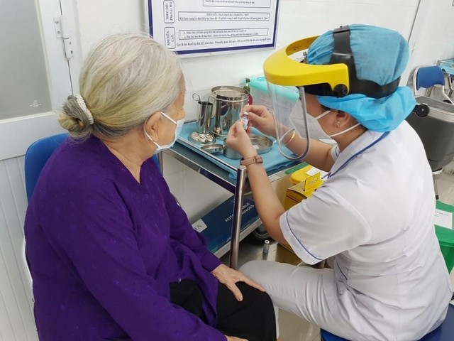 Tư vấn trước khi tiêm vắc-xin phòng Covid-19 tại TP.HCM. Tư vấn trước khi tiêm vắc-xin phòng Covid-19 tại TP.HCM.