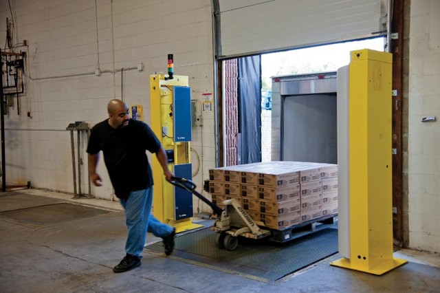 Công nghệ RFID triển khai tại cửa ra vào của nhà xưởng.