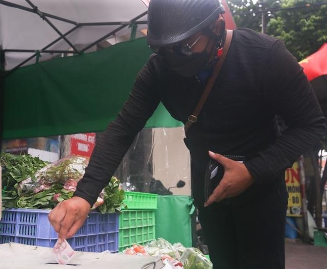 Dù không có nhân viên giám sát song ý thức người dân rất cao, trung thực khi mua hàng.