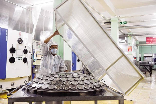 Sản xuất thấu kính tại Công ty R Technical ở tỉnh Hòa Bình. Ảnh: Đức Thanh Sản xuất thấu kính tại Công ty R Technical ở tỉnh Hòa Bình. Ảnh: Đức Thanh