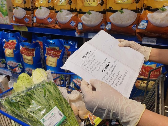 Chi tiết các món hàng trong combo thực phẩm cung cấp đến người dân ở TP.HCM (Ảnh: Lê Toàn).