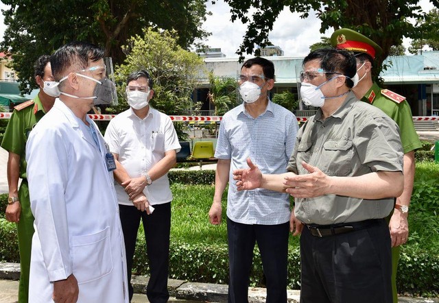 Thủ tướng Phạm Minh Chính kiểm tra công tác chống dịch tại tâm dịch TP.HCM. Thủ tướng đã đến thăm Bệnh viện dã chiến điều trị COVID-19 Quân dân y Miền Đông (TP Thủ Đức), nơi đang điều trị cho 496 bệnh nhân.