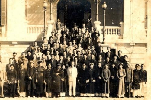 Các nhà tư sản dân tộc là giới chức xã hội đầu tiên được Chủ tịch Chính phủ lâm thời Hồ Chí Minh tiếp tại Bắc Bộ phủ, ngày 18/9/1945. Các nhà tư sản dân tộc là giới chức xã hội đầu tiên được Chủ tịch Chính phủ lâm thời Hồ Chí Minh tiếp tại Bắc Bộ phủ, ngày 18/9/1945.