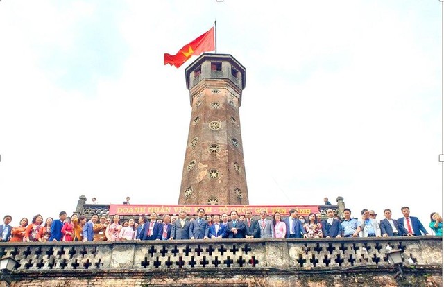 Kinh tế tư nhân - kinh tế nhân dân là rường cột của nền kinh tế. Kinh tế tư nhân - kinh tế nhân dân là rường cột của nền kinh tế.