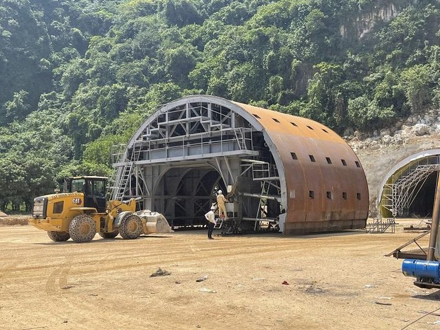 Thi công cao tốc Bắc - Nam phía Đông đoạn Mai Sơn - Quốc lộ 45 (Ảnh: Phan Trang). Thi công cao tốc Bắc - Nam phía Đông đoạn Mai Sơn - Quốc lộ 45 (Ảnh: Phan Trang).
