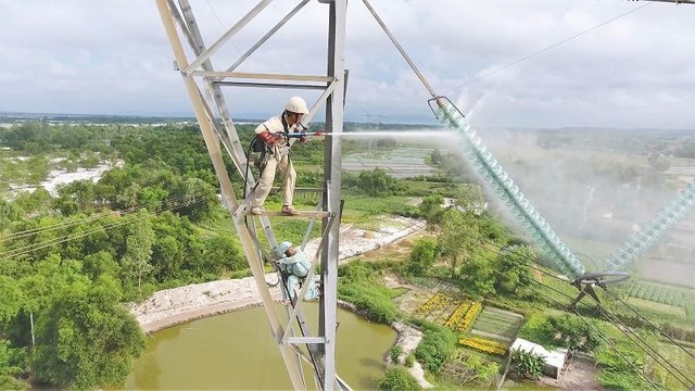 Rửa sứ hotline trên đường dây mang điện (để không gây phóng điện do bụi bẩn bám vào) Rửa sứ hotline trên đường dây mang điện (để không gây phóng điện do bụi bẩn bám vào)