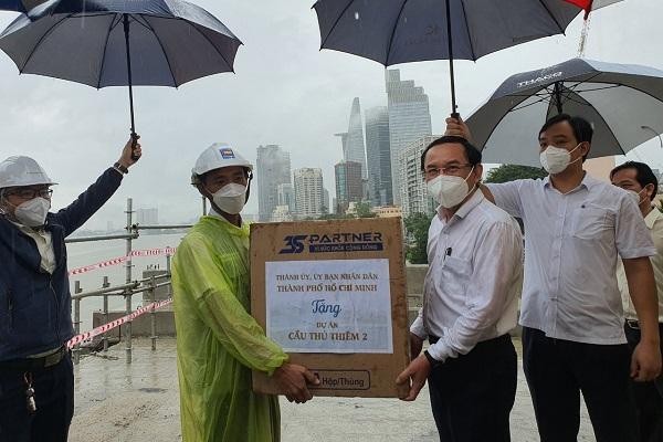 Ông Nguyễn Văn Nên, Bí thư Thành ủy TP.HCM tặng quà động viên cho các công nhân thi công cầu Thủ Thiêm 2. (Ảnh: Lê Toàn) Ông Nguyễn Văn Nên, Bí thư Thành ủy TP.HCM tặng quà động viên cho các công nhân thi công cầu Thủ Thiêm 2. (Ảnh: Lê Toàn)