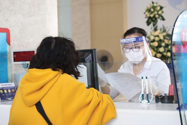 Hệ thống ngân hàng nỗ lực giảm thêm lãi suất cho vay nhằm tạo điều kiện cho các doanh nghiệp phục hồi sản xuất - kinh doanh. Hệ thống ngân hàng nỗ lực giảm thêm lãi suất cho vay nhằm tạo điều kiện cho các doanh nghiệp phục hồi sản xuất - kinh doanh.