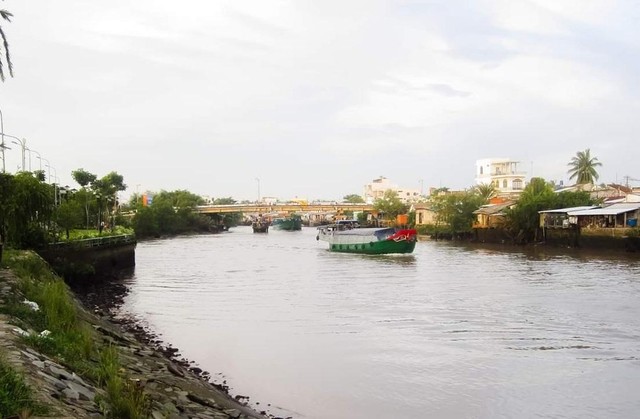 Cầu Mỏ Cày qua kênh Mỏ Cày - Bến Tre. Cầu Mỏ Cày qua kênh Mỏ Cày - Bến Tre.