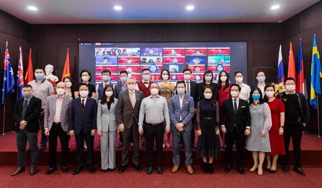 Các thành viên ban tổ chức, ban giám khảo chúc mừng thành công của các đội thi