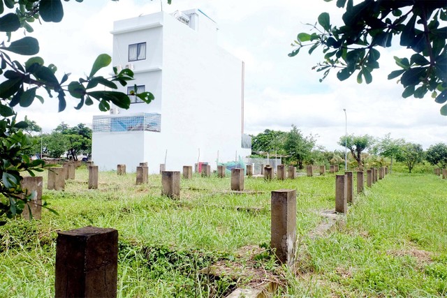 Những móng cọc và công trình xây dựng sai phép bên trong dự án Nhơn Đức. Ảnh: Vũ Nhi Những móng cọc và công trình xây dựng sai phép bên trong dự án Nhơn Đức. Ảnh: Vũ Nhi