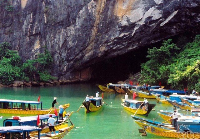 Quảng Bình xây dựng kế hoạch từ ngày 31/10 đến ngày 31/12 sẽ triển khai thí điểm một số sản phẩm du lịch trọn gói liên tỉnh theo quy trình khép kín, du lịch theo “luồng xanh” đối với những khách du lịch đã tiêm đủ 2 mũi vắc-xin và có xét nghiệm âm tính trước 72 giờ khi đến Quảng Bình…. Quảng Bình xây dựng kế hoạch từ ngày 31/10 đến ngày 31/12 sẽ triển khai thí điểm một số sản phẩm du lịch trọn gói liên tỉnh theo quy trình khép kín, du lịch theo “luồng xanh” đối với những khách du lịch đã tiêm đủ 2 mũi vắc-xin và có xét nghiệm âm tính trước 72 giờ khi đến Quảng Bình….