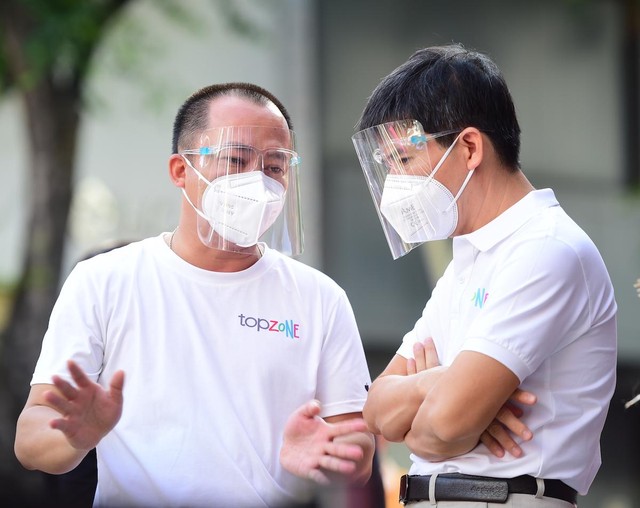 Tại buổi ra mắt chuỗi bán sản phẩm Apple mới đây, ông Nguyễn Đức Tài (bên phải) và ông Đoàn Văn Hiểu Em (CEO Thế giới di động) đã úp mở về việc Mobile World sẽ tham gia vào hàng loạt lĩnh vực mới, thay vì chỉ xoay quanh điện thoại và điện máy hay bán thực phẩm qua Bách hoá Xanh như hiện tại (Ảnh: DNCC).