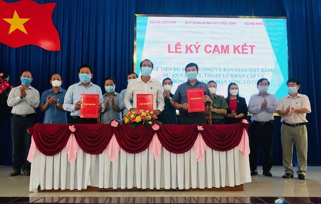 Đại diện hàng chục khu dân cư, khối phố và xã, phường thuộc thành phố Hội An và thị xã Điện Bàn đã ký cam kết đẩy nhanh tiến độ bồi thường, bàn giao mặt bằng dự án nạo vét, thoát lũ khẩn cấp và chống xâm nhập mặn sông Cổ Cò cho chính quyền địa phương. Đại diện hàng chục khu dân cư, khối phố và xã, phường thuộc thành phố Hội An và thị xã Điện Bàn đã ký cam kết đẩy nhanh tiến độ bồi thường, bàn giao mặt bằng dự án nạo vét, thoát lũ khẩn cấp và chống xâm nhập mặn sông Cổ Cò cho chính quyền địa phương.