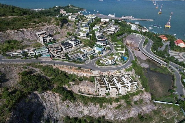 Dự án Khu biệt thự Anh Nguyễn của Công ty TNHH Anh Nguyễn liên tục được UBND tỉnh Khánh Hòa điều chỉnh nâng tầng, mở rộng diện tích. Ảnh: Nhiệt Băng Dự án Khu biệt thự Anh Nguyễn của Công ty TNHH Anh Nguyễn liên tục được UBND tỉnh Khánh Hòa điều chỉnh nâng tầng, mở rộng diện tích. Ảnh: Nhiệt Băng