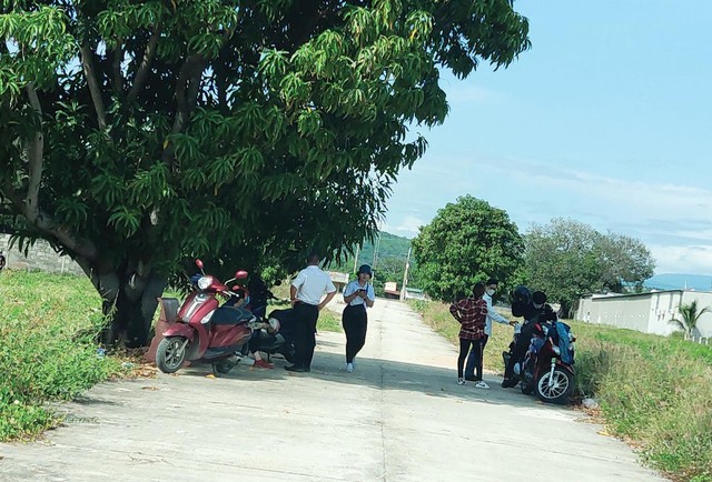 Nhà đầu tư săn đất tại Cam Lâm. Ảnh: Lê Toàn Nhà đầu tư săn đất tại Cam Lâm. Ảnh: Lê Toàn
