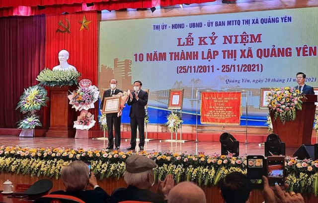 Ông Nguyễn Xuân Ký, Uỷ viên TW Đảng, Bí thư Tỉnh uỷ Quảng Ninh (bên phải) thừa uỷ quyền của Chủ tịch nước trao Huân chương Lao động hạng Nhất cho ông Trần Đức Thắng, Phó Bí thư Thị uỷ, Chủ tịch UBND Thị xã Quảng Yên. Ông Nguyễn Xuân Ký, Uỷ viên TW Đảng, Bí thư Tỉnh uỷ Quảng Ninh (bên phải) thừa uỷ quyền của Chủ tịch nước trao Huân chương Lao động hạng Nhất cho ông Trần Đức Thắng, Phó Bí thư Thị uỷ, Chủ tịch UBND Thị xã Quảng Yên.