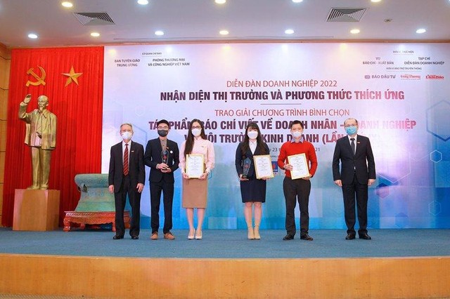 Nhà báo Phạm Ngọc Tuấn, Tổng Biên tập Tạp chí Diễn đàn Doanh nghiệp (ngoài cùng bên phải) và ông Nguyễn Sỹ Dũng, nguyên Phó chủ nhiệm Văn phòng Quốc hội trao giải C cho các tác giả có tác phẩm đạt giải. (Ảnh: Chí Cường) Nhà báo Phạm Ngọc Tuấn, Tổng Biên tập Tạp chí Diễn đàn Doanh nghiệp (ngoài cùng bên phải) và ông Nguyễn Sỹ Dũng, nguyên Phó chủ nhiệm Văn phòng Quốc hội trao giải C cho các tác giả có tác phẩm đạt giải. (Ảnh: Chí Cường)