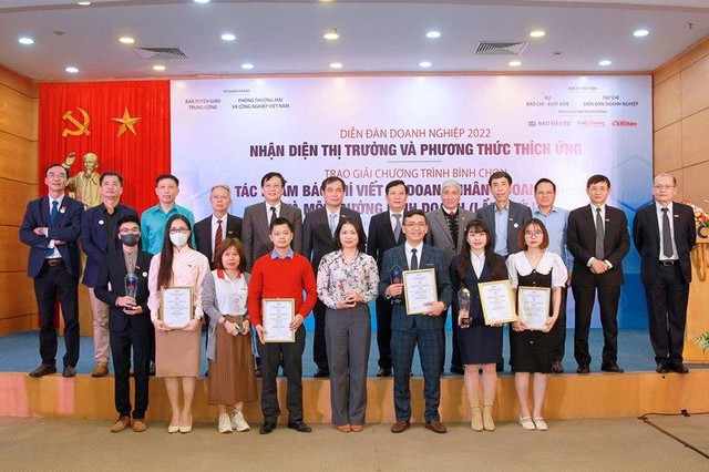 Các tác giả chụp ảnh lưu niệm cùng Ban tổ chức và Hội đồng bình xét. (Ảnh: Chí Cường) Các tác giả chụp ảnh lưu niệm cùng Ban tổ chức và Hội đồng bình xét. (Ảnh: Chí Cường)