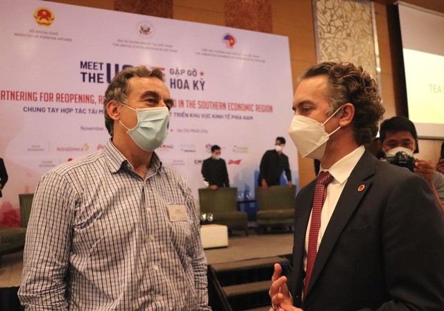 Đại diện các doanh nghiệp Hoa Kỳ trao đổi bên lề sự kiện gặp gỡ Hoa Kỳ vừa được tổ chức. (Ảnh: Hồng Phúc).