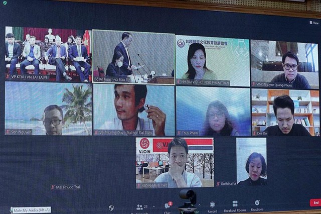 Các chuyên gia, trí thức người Việt thuộc Mạng lưới Đổi mới sáng tạo Việt Nam khắp nơi trên thế giới tham gia và chúc mừng sự kiện thành lập VIN Taiwan qua hình thức trực tuyến (Ảnh: Minh Trang)