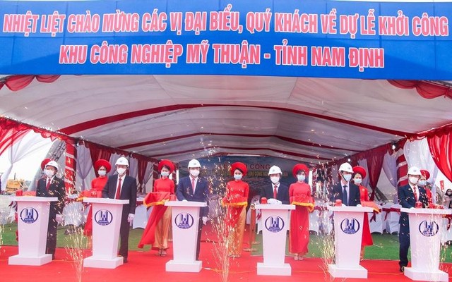 Các đại biểu ấn nút động thổ khởi công Dự án đầu tư xây dựng hạ tầng KCN Mỹ Thuận Các đại biểu ấn nút động thổ khởi công Dự án đầu tư xây dựng hạ tầng KCN Mỹ Thuận