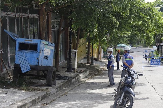 Lực lượng bảo vệ hiện trường nghiêm ngặt để cơ quan chức năng thực cưỡng chế công trình sai phạm Lực lượng bảo vệ hiện trường nghiêm ngặt để cơ quan chức năng thực cưỡng chế công trình sai phạm