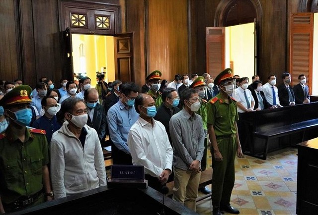 Các bị cáo nghe HĐXX đọc bản án