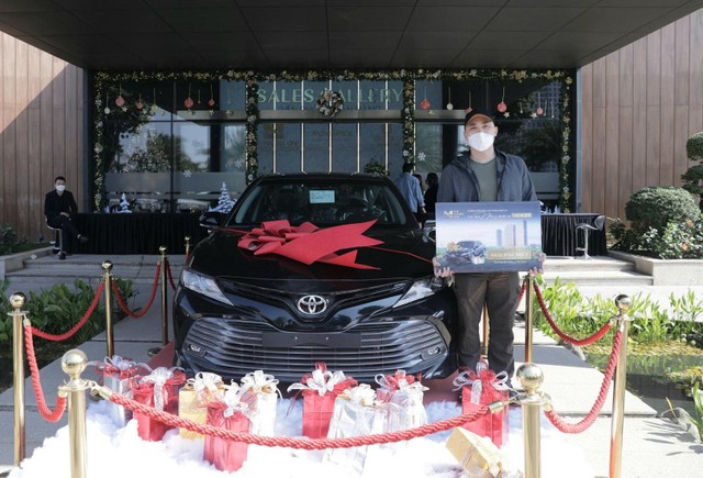 Niềm vui “nhân đôi” với chủ nhân giải Đặc biệt bên chiếc xe ô tô Camry