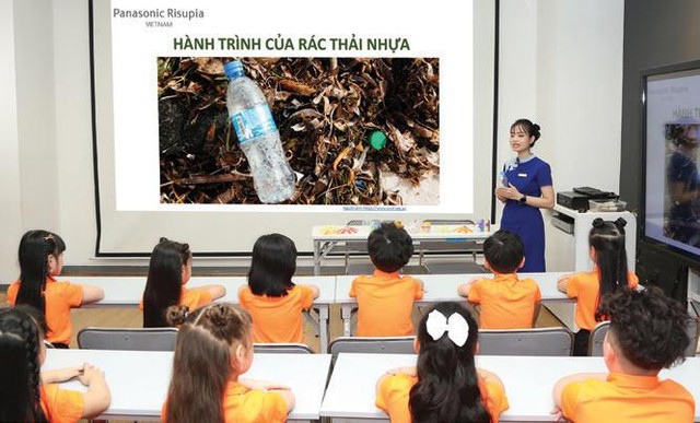 Các em nhỏ chăm chú tham gia Lớp học môi trường do Panasonic thực hiện Các em nhỏ chăm chú tham gia Lớp học môi trường do Panasonic thực hiện