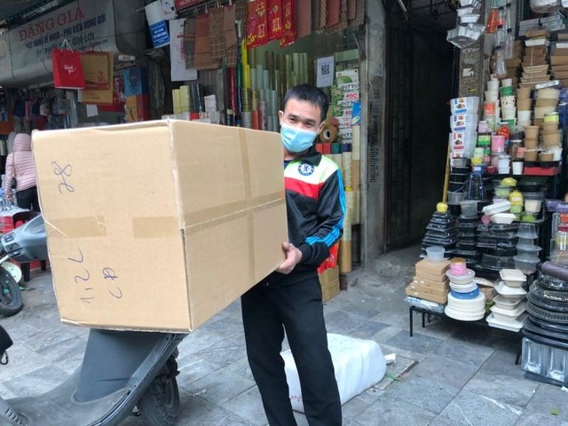 Anh N.H, lao động tự do tại phố Hàng Chiếu, Hà Nội chia sẻ: “ Tôi quê Thanh Hoá nhưng Tết Dương này tôi ở Hà Nội, Tết Dương thì cũng đi làm bình thường như bao ngày khác thôi” Anh N.H, lao động tự do tại phố Hàng Chiếu, Hà Nội chia sẻ: “ Tôi quê Thanh Hoá nhưng Tết Dương này tôi ở Hà Nội, Tết Dương thì cũng đi làm bình thường như bao ngày khác thôi”