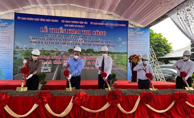 Các đại biểu thực hiện nghi thức khởi động Dự án cải tạo, nâng cấp Quốc lộ 1A, đoạn từ thị xã Ngã Bảy (nay là thành phố Ngã Bảy), tỉnh Hậu Giang đến huyện Châu Thành, tỉnh Sóc Trăng. Các đại biểu thực hiện nghi thức khởi động Dự án cải tạo, nâng cấp Quốc lộ 1A, đoạn từ thị xã Ngã Bảy (nay là thành phố Ngã Bảy), tỉnh Hậu Giang đến huyện Châu Thành, tỉnh Sóc Trăng.