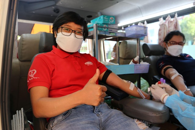 Một tình nguyện viên Dai-ichi Life Việt Nam đang tham gia hiến máu.