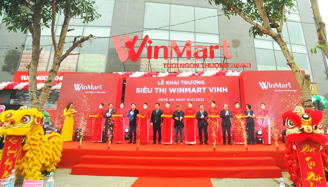 Cắt băng khai trương siêu thị đầu tiên với tên gọi WinMart tại Tp. Vinh Cắt băng khai trương siêu thị đầu tiên với tên gọi WinMart tại Tp. Vinh