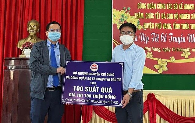 Các phần quà Tết đã được gửi tới những người dân nghèo tỉnh Thừa Thiên Huế