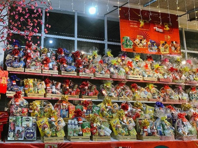 Nhiều giỏ quà bánh, kẹo Tết lên kệ tại siêu thị.