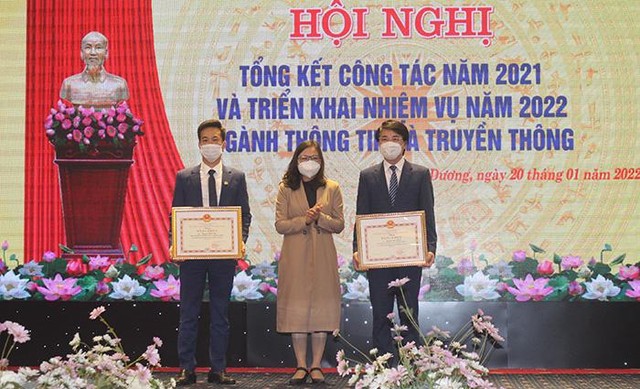 Các cá nhân có thành tích xuất sắc của Sở Thông tin và Truyền thông được nhận bằng khen của UBND tỉnh Hải Dương. Ảnh: Cổng thông tin điện tử tỉnh Hải Dương Các cá nhân có thành tích xuất sắc của Sở Thông tin và Truyền thông được nhận bằng khen của UBND tỉnh Hải Dương. Ảnh: Cổng thông tin điện tử tỉnh Hải Dương