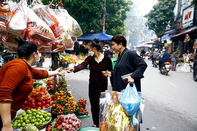 Tay xách nách mang như bao người phụ nữ đang đi chợ khác