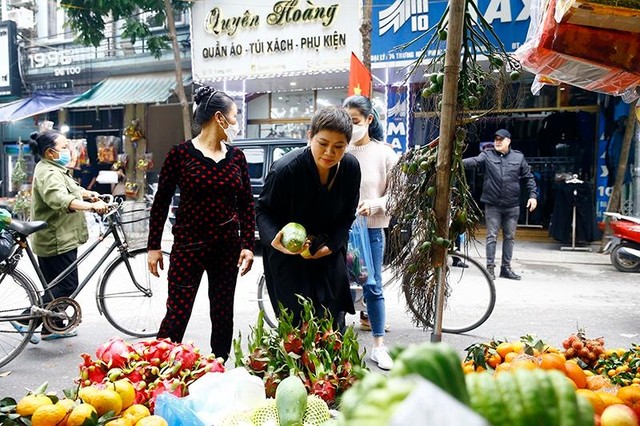 Lựa trái cây thắp hương rất cẩn thận