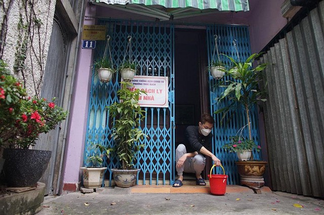 Tại số nhà 11 phố Yên Thành, một gia đình thuộc diện phải cách ly tại nhà, nhưng vẫn thực hiện tín ngưỡng theo quan niệm. Chỉ khác một điều cá chép của gia đình này sẽ được lực lượng dân quân tự quản đem phóng sinh giúp Tại số nhà 11 phố Yên Thành, một gia đình thuộc diện phải cách ly tại nhà, nhưng vẫn thực hiện tín ngưỡng theo quan niệm. Chỉ khác một điều cá chép của gia đình này sẽ được lực lượng dân quân tự quản đem phóng sinh giúp