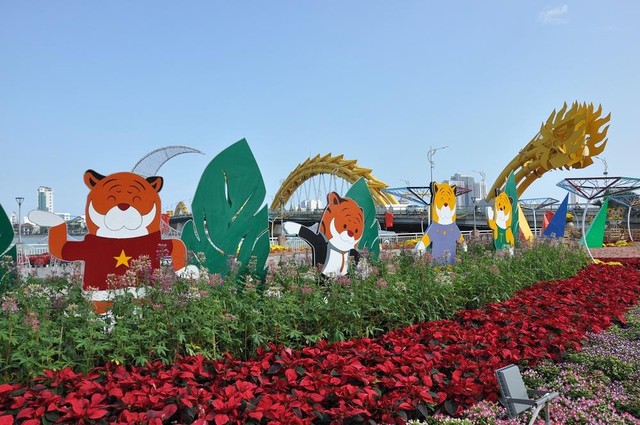 Biểu tượng hổ ngộ nghĩnh tại đường hoa Đà Nẵng. Biểu tượng hổ ngộ nghĩnh tại đường hoa Đà Nẵng.