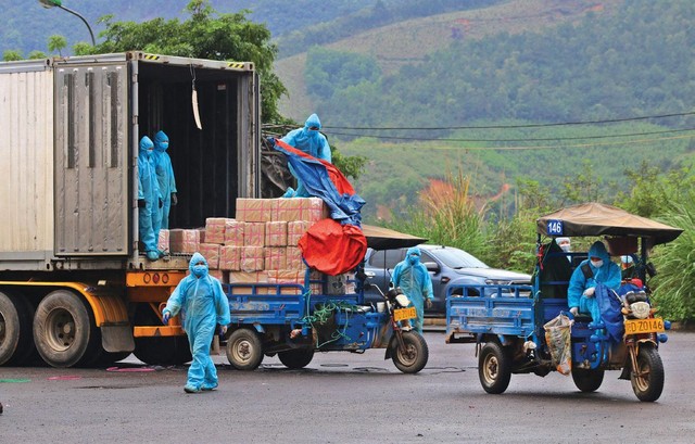 Toàn bộ người và hàng trong khu vực cửa khẩu luôn phải bảo hộ chống dịch Toàn bộ người và hàng trong khu vực cửa khẩu luôn phải bảo hộ chống dịch
