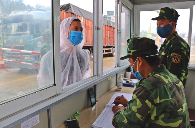 Lái xe container chở hàng làm thủ tục kiểm dịch để ra vào khu vực cửa khẩu Lái xe container chở hàng làm thủ tục kiểm dịch để ra vào khu vực cửa khẩu